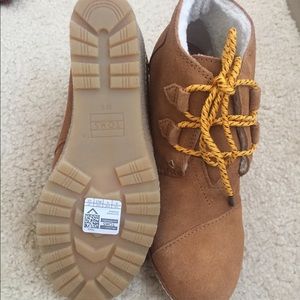 Brand new TOMS desert shearling lines booties